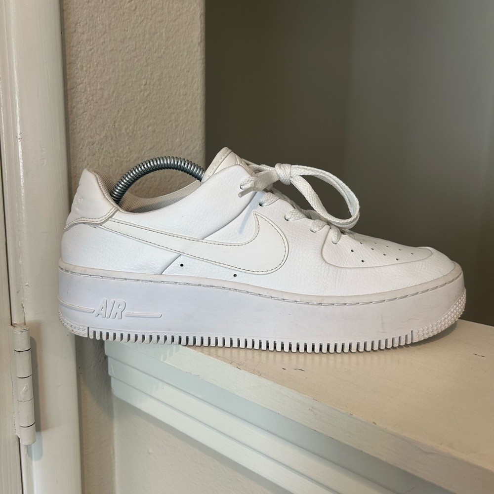 Nike Air Force 1 Sage Low Womens Triple White Platform Shoe Size 11.5 AR5339-100 - Picture 2 of 9